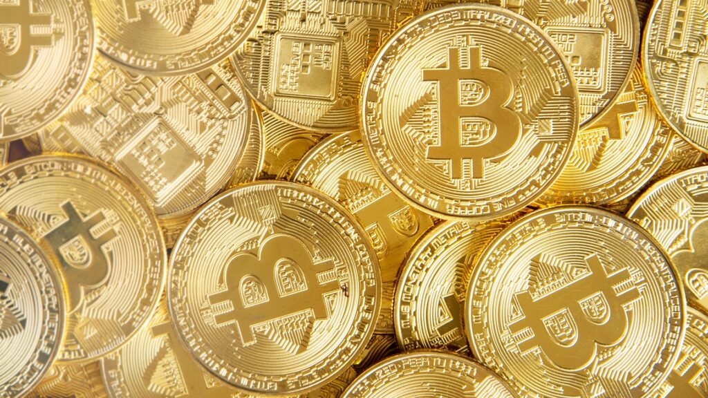 Pile of gold bitcoin money declarar Bitcoin no imposto de renda
